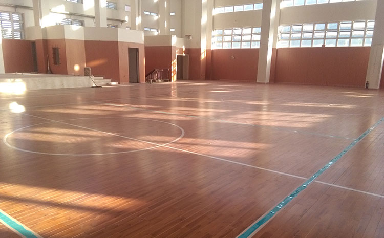 橡膠木風(fēng)雨操場(chǎng)地板怎么翻新