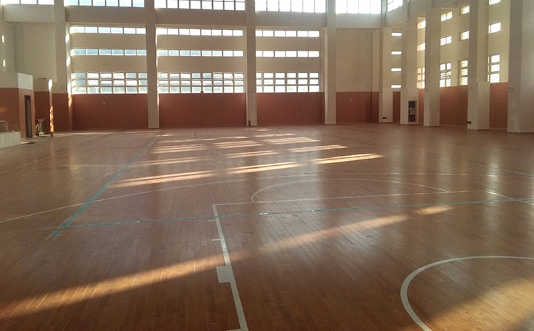 五角楓舞臺運動木地板怎么翻新?