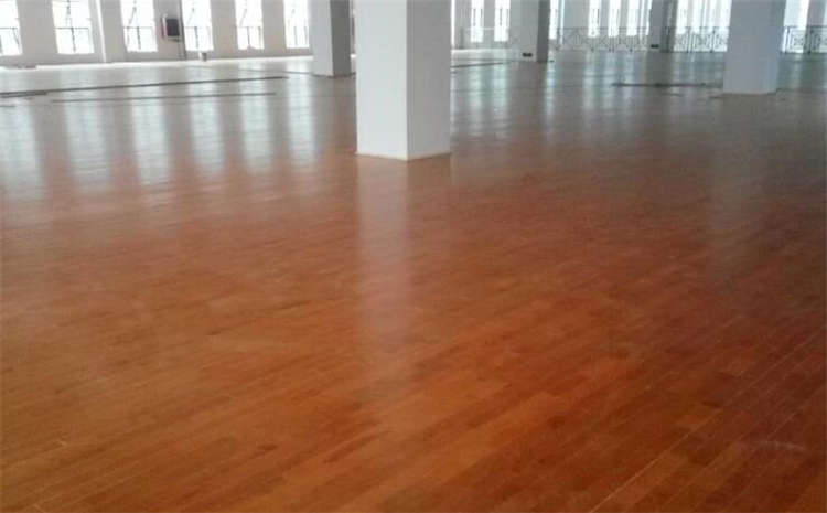 專業(yè)的木地板籃球場造價是的多少?