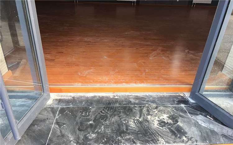 籃球場館為什么要鋪裝實(shí)木地板?