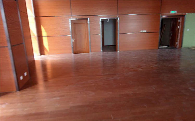 榪愬姩鏈ㄥ湴鏉?/></p>
<P>3銆佸叿鏈夎壇濂借繍鍔ㄦ€ц兘</P>
<P>闈㈠眰鍦版澘鐨勯€夋潗紜害閫備腑錛岃〃闈㈢粡榪嘦V鍏夊浐澶勭悊鍚庯紝闃叉粦銆佽€愮（錛屼嬌鑴氭劅鏇磋垝閫傦紝鑳藉璁╄繍鍔ㄥ憳鏇村ソ鐨勫彂鎸ョ珵鎶€姘村鉤銆備笓涓氬疄鏈ㄦ潗璐ㄧ殑榪愬姩鏈ㄥ湴鏉匡紝杈懼埌浜嗗浗闄匘IN璐ㄩ噺鏍囧噯錛屾懇鎿︾郴鏁扮瀛︼紝鍦版澘鎶楀帇鑰愮（錛屽惛鏀跺啿鍑誨姏鍑忛渿紼蟲€ц兘寮猴紝鍦版澘琛ㄩ潰寮瑰姏鎸囨暟楂樿揪90%浠ヤ笂錛岃繖浜涢兘鑳藉姪鍔涜繍鍔ㄤ漢鍛樼殑榪愬姩浣撻獙銆?/P> 
          </div>
          <div style=