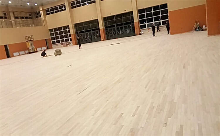 學校籃球場木地板怎么翻新