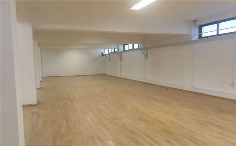 五角楓風(fēng)雨操場(chǎng)地板價(jià)格是多少錢？