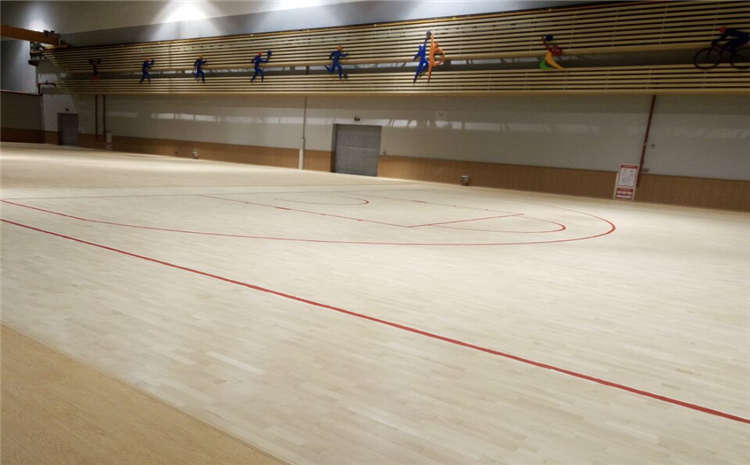 學校籃球館木地板有什么特點?