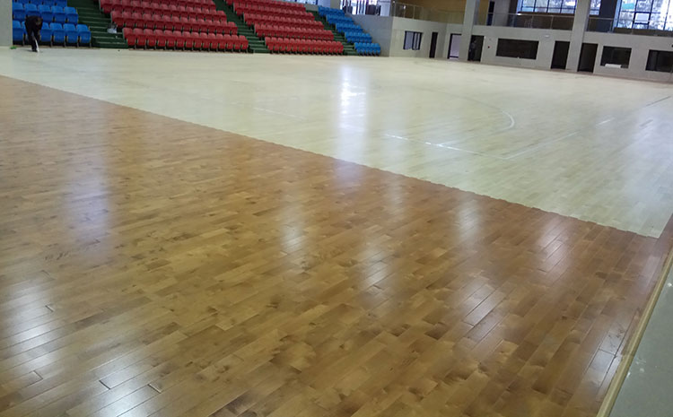 浠€涔堟槸浣撹偛鏈ㄥ湴鏉?/></p>
<P>鍏舵浣撹偛鏈ㄥ湴鏉胯姹傚鍦版澘琛ㄥ眰鏉愯川榪涜綺鵑€夛紝蹇呴』閫夋嫨杞‖閫備腑銆佸井褰㈠彉閲忋€侀暱綰ょ淮緇撴瀯(涓嶆槗璧峰埡)鐨勬爲縐嶏紝浠ュ厤闄ゅ榪愬姩鍛樼毊鑲ょ殑浼ゅ銆傚ぇ鑷撮€夋嫨鏈夋灚鏈ㄣ€佹煘鏈ㄣ€佹鏈ㄣ€佹按鏇叉煶鍥涚鏉愯川鐨勪綋鑲叉湪鍦版澘錛岄暱鏈熶互鏉ョ殑瀹炶返鎵€璇佹槑錛屾灚鏈ㄤ負鏈€鐞嗘兂銆?/P>
<P>鏋湪浣撹偛鍦版澘鎬ц兘錛?/P>
<P>1銆佹灚鏈ㄤ綋鑲插湴鏉垮鐞冪殑鍙嶅脊鎬ц兘鏇磋壇濂?/P>
<P>2銆佹灚鏈ㄤ綋鑲插湴鏉胯兘鏇存湁鏁堝湴鎶楅渿錛屽噺灝戦渿鍔紝闅旈煶鏁堟灉鏇翠匠;</P>
<P>3銆佷綋鑲叉湪鍦版澘鐙壒鐨勫脊鍔涜蔣鍨紝涓哄潥紜殑鏋湪鍦版澘鎻愪緵鐙壒鐨勫脊鎬у強鎵垮彈閲嶅帇銆佸噺灝戣繍鍔ㄥ憳鍦ㄥ湴鏉夸笂鍥犲脊璺蟲墍甯︽潵鐨勯渿浼わ紝鍏朵腑浠ヨ幏寰楀浗瀹朵笓鍒╃殑鈥滄姘廡M鈥濆脊鍔涜蔣鍨晥鏋滄渶浣熾€?/P>
<p style=