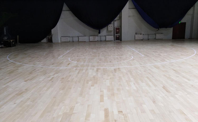 鑸炲彴鏈ㄥ湴鏉?/></p>
<P>4銆佹湭鍒嗘錛氳垶鍙版湪鍦版澘閾鴻闈㈢Н杈冨ぇ鎴栬緝瀹斤紝鏈噰鍙栧垎孌墊帾鏂姐€?/P>
<P>5銆佹湁寮傜墿錛氬畨瑁呰垶鍙版湪鍦版澘榪囩▼涓紝濡傛灉鏈夊紓鐗╃暀鍦ㄥ湴鏉夸笅錛屼笖鍦版澘瀹夎鍓嶏紝娌℃湁鍙婃椂娓呯悊騫插噣錛岃繖鏍蜂篃浼氶€犳垚鍦版澘璧鋒嫳銆?/P>
<P>6銆佸湴鏉垮熀灞傝搗鎷憋細鑸炲彴鏈ㄥ湴鏉夸笅鍩哄眰璧鋒嫳錛屽鏋滃畨瑁呭湴鏉垮墠鍘熷湴闈㈠凡緇忔湁瀹炴湪鍦版澘錛岃瀹屽湴鏉垮悗鍥犱負鍘熸潵鐨勫湴鏉垮彈娼紦璧鋒潵錛屽洜姝や篃浼氬鑷村湴鏉挎嫳璧鋒潵銆?/P>
<P>7銆佽垶鍙版湪鍦版澘淇濆吇涓嶅綋錛氱粡甯哥敤杈冧負娼箍鐨勬嫋鎶婃嫋鍦幫紝瀵艱嚧鍦伴潰鏈夌Н姘存笚鍏ャ€?/P>
<P>浠ヤ笂灝辨槸鑸炲彴鏈ㄥ湴鏉胯搗榧撶殑涓昏鍘熷洜銆傛姘忓疄鏈ㄨ繍鍔ㄥ湴鏉垮伐紼嬪笀鎸囧嚭錛岄€犳垚鑸炲彴鏈ㄥ湴鏉胯搗榧撶殑涓昏鍘熷洜鐞嗘槸鑸炲彴鏈ㄥ湴鏉胯川閲忎笉琛岋紝榪樻湁灝辨槸鑸炲彴鏈ㄥ湴鏉垮畨瑁呬笉澶熶笓涓氱粏鑷淬€傛墍浠ュ緩璁ぇ瀹跺埌姝ｈ瀹炴湪榪愬姩鍦版澘鍘傚閲囪喘鑸炲彴鏈ㄥ湴鏉夸駭鍝侊紝騫跺悓鏃惰涓撲笟瀹夎鍥㈤槦鏉ヤ綔涓氥€備粠鑰岄闃茶垶鍙版湪鍦版澘鍦ㄤ嬌鐢ㄨ繃紼嬩腑鍑虹幇鏇村闂銆?/P> 
          </div>
          <div style=