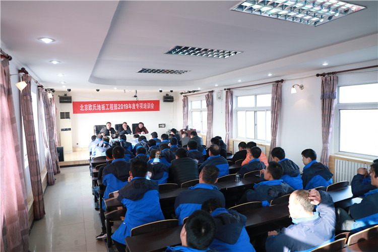 實(shí)木運(yùn)動(dòng)地板施工團(tuán)隊(duì)